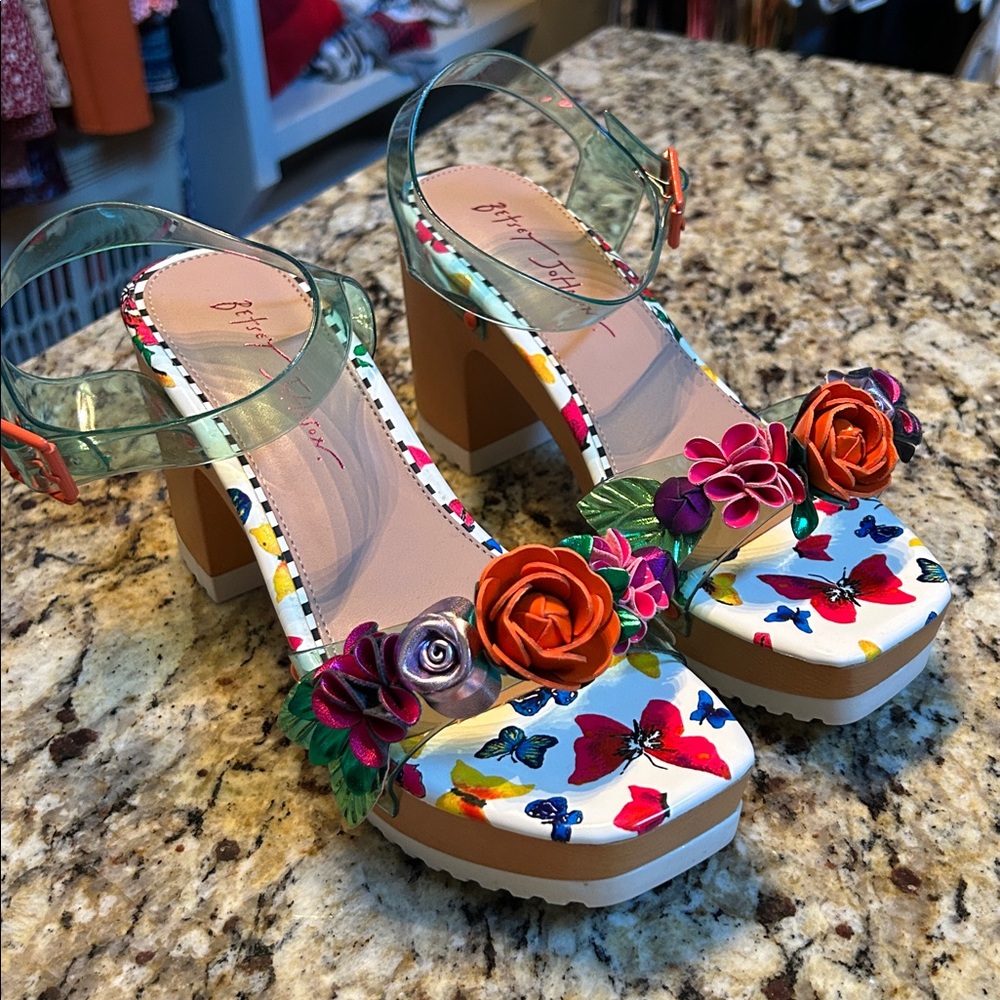 NEW IN BOX Betsey Johnson Floral Platform Sandals - Multicolor